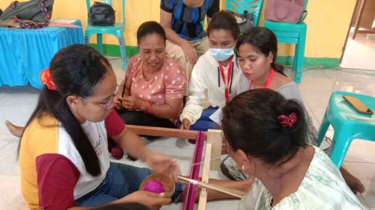 Instruktur memberikan arahan kepada peserta pelatihan tenun ikat yang digelar RVI di Desa Hurung, Kecamatan Adonara Barat, Kabupaten Flores Timur / Foto Istimewa