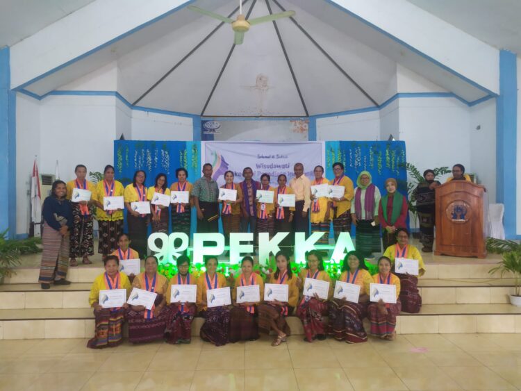 Perserta Akademi Paradigta Indonesia wilayah Lembata foto bersama usai diwisuda pada Jumat (16/12/2022) di Aula Ankara Kota Lewoleba / Foto : BentaraNet