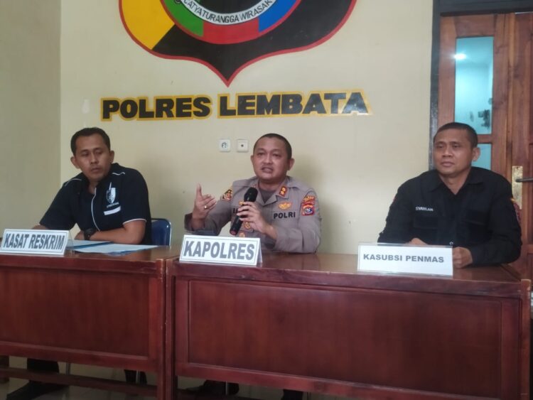 Kapolres Lembata AKBP Dwi Handono Prasanto memberikan keterangan pers pada hari Kamis (29/12/2022) di loby kantor Polres Lembata, terkait kasus penganiayaan ODGJ / Foto : BentaraNet (Dominikus Karangora)