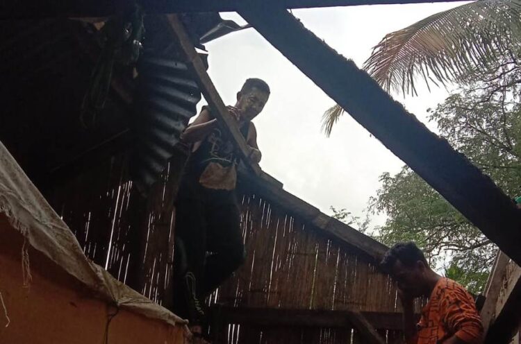 Warga di Desa Kalikur berupaya memperbaiki atap rumah yang rusak diterjang angin kencang pada Jumat (30/12/2022) / Sumber Foto : Forum Pengurangan Resiko Bencana (PRB) Kabupaten Lembata