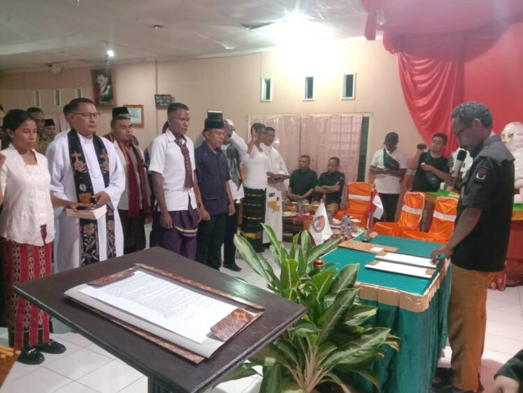 Pastor Paroki Kristus Raja Wangatoa, RD Kristo Soge bersama seorang anak