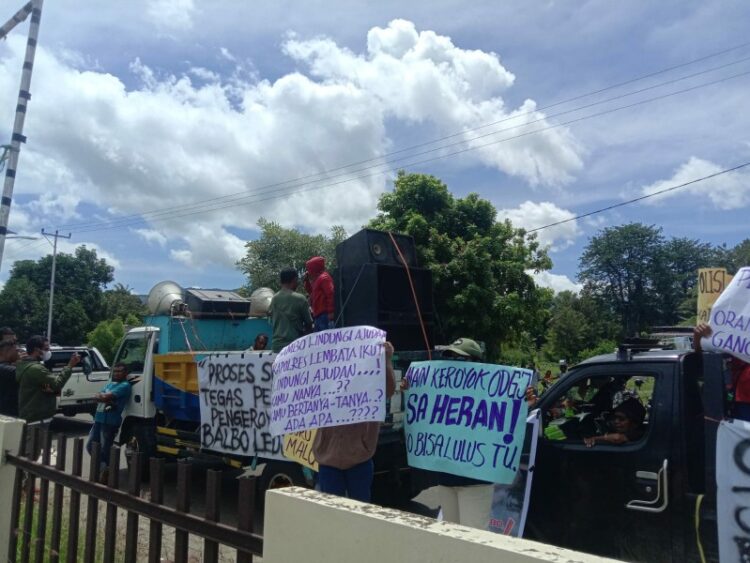 Aksi unjuk rasa Bekuk Lembata di Mapolres Lembata, Senin (9/1/2022) / Foto : BentaraNet