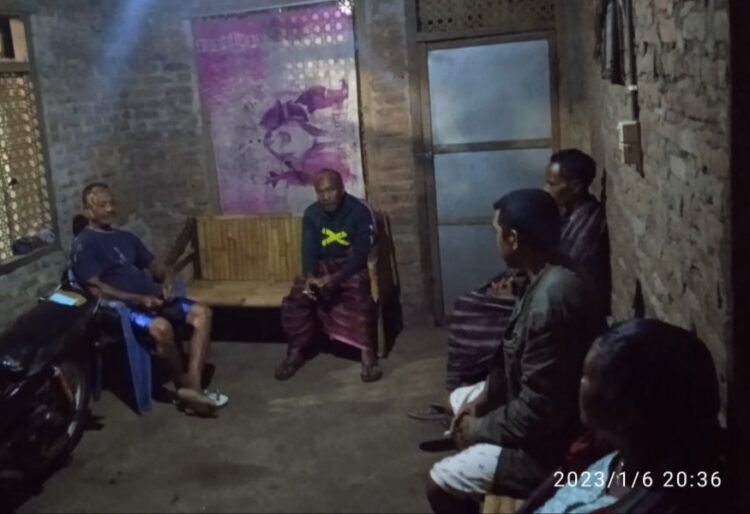 Pertemuan keluarga ODGJ korban penganiayaan oknum polisi di Lembata / Foto : BentaraNet (Dominikus Karangora)