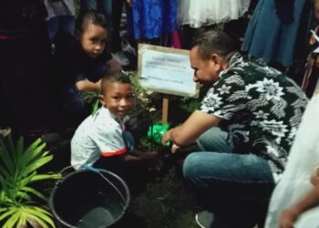 Rayakan Natal Tahun Baru Bersama, Umat Lingkungan St. Kornelius Komak Tanam Pohon