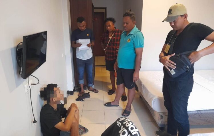 Aparat Kepolisian Resor Lembata saat menggerebek pelaku pembawa narkoba (duduk) di kamar 104 Hotel Olympic Lewoleba / Foto : Istimewa