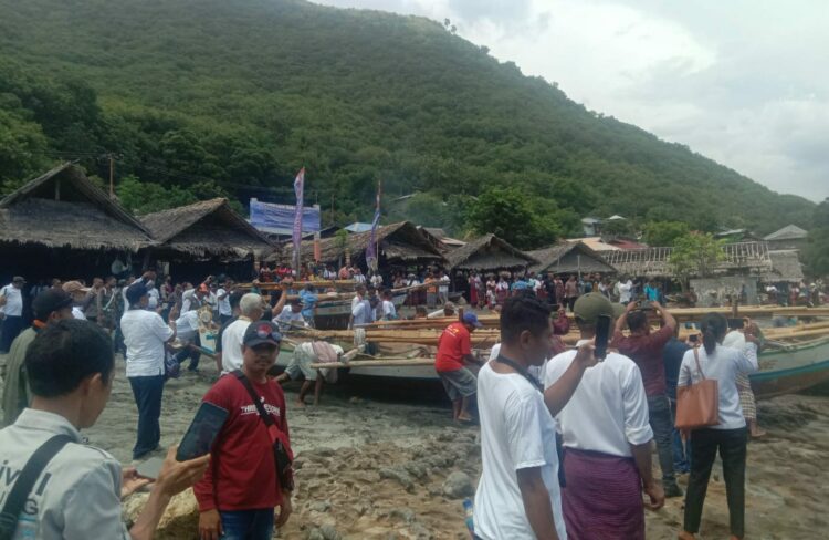 Para nelayan Lamalera memamerkan atraksi penangkapan ikan paus saat Festival Leva ALap di Lamalera, Kecamatan Wulandoni, Kabupaten Lembata, Rabu (15/2/2023) / Foto : BentaraNet (Dominikus Karangora)