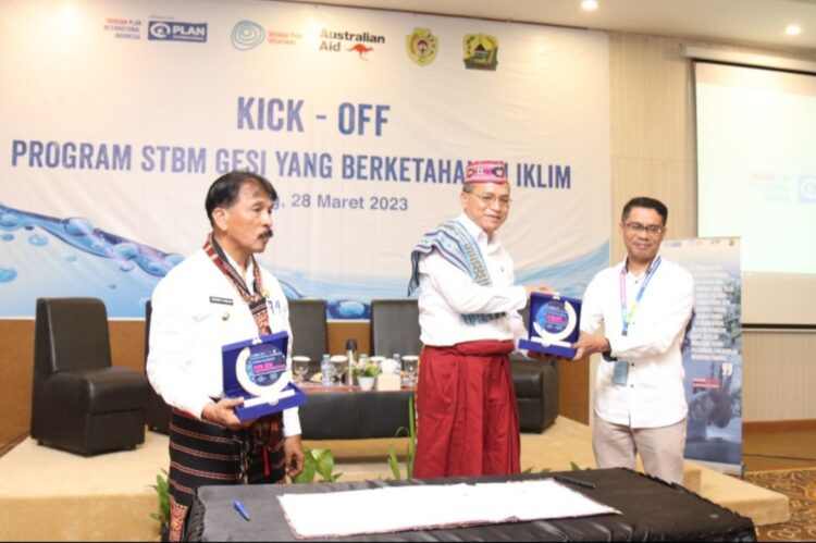 Penyerahan Plakat Kesepakatan Pelaksanaan Program oleh Area Program Manager Plan Indonesia, Semuel A. Niap kepada Penjabat Walikota Kupang, George M. Hadjoh, SH dan Kepala Bappelitbangda Kabupaten Manggarai, Drs. Hiarius Jonta, M.Si Foto: Plan Indonesia/Agus Haru