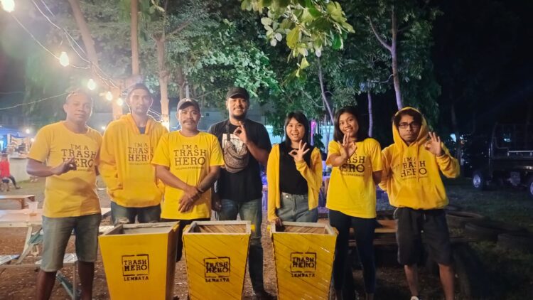 Trash Hero Lembata saat foto bersama sebelum menyerahkan tempat sampah ramah lingkungan ke pihak pengelola Taman Swalsa Titen Lewoleba Kabupaten Lembata / Doc. Trash Hero