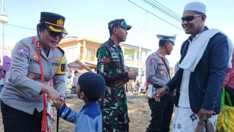 Kapolres Lembata AKBP Josephine Vivick Tjangkung bersalaman dengan seorang bocah usai pelaksanaan Shalat Id di lapangan Polres Lembata pada Sabtu, 22 April 2023 / Foto : BentaraNet