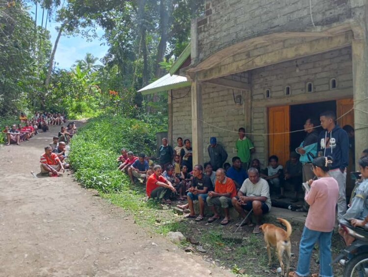 Warga Desa Baya mengikuti sosialisasi PPK Adonara Tengah terkait Pemilu 2023 / Foto : Yani Lewowerang