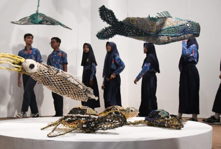 Pelajar menyaksikan pameran karya seni penduduk Selat Tores di Museum Macan, Jakarta / Sumber Foto : Kedutaan Besar Australia Jakarta
