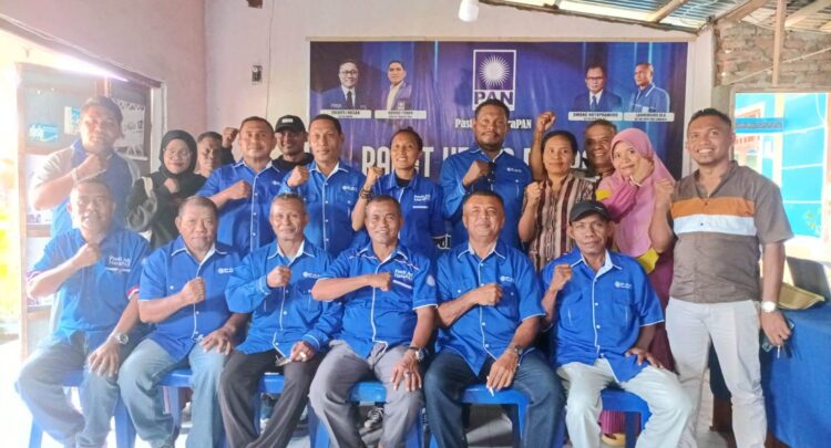 Para Caleg dan Pengurus DPD PAN Lembata foto bersama usai rapat kerja di Sekretariat DPD PAN Lembata, Lewoleba, Jumat, 05 Mei 2023 / Foto : BentaraNet