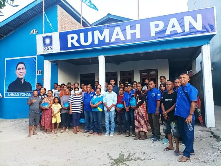 Pengurus DPD PAN Lembata foto bersama warga di Rumah PAN Lembata saat peresmian / Foto : BentaraNet