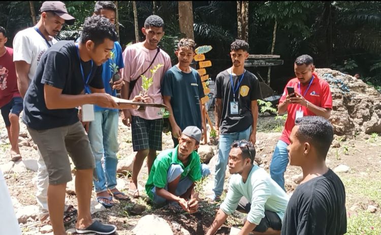 OMK Santo Yosep Boto melakukan aksi penghijauan di lokasi wisata pemandian air panas Sabutobo / Foto : BentaraNet