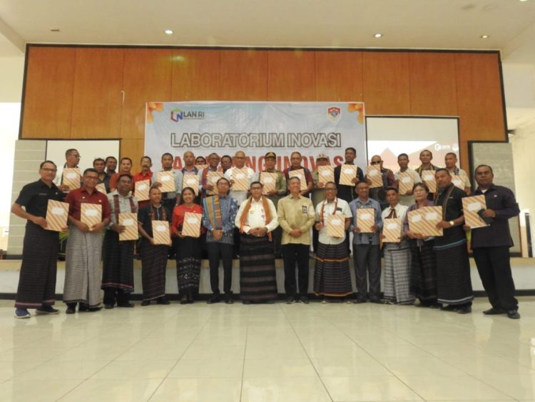 Penjabat Bupati Lembata, Matheos Tan, pose bersama para kepala dinas lingkup Pemda Lembata saat peluncuran inovasi daerah di aula Anton Enga Tifaona, Kantor Bupati Lembata.