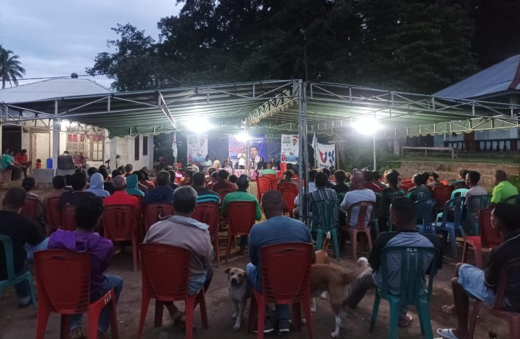 Ratusan warga Desa Lite, Kecamatan Adonara Tengah menghadiri kampanye terbatas Caleg Perindo Nomor Urut 4 Dapil III Flotim (Adonara Tengah, Wotan Ulumado, Adonara Barat) Marianus Samson Padak Atagoran pada Senin, 05 Februari 2024 / Foto : BentaraNet