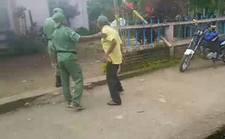 Tangkapan layar dari potongan video seorang warga Desa Kawela, Kecamatan Wotan Ulumado yang mengamuk di TPS 02 karena suara enam pemilih Partai Golkar tidak terbaca oleh petugas KPPS / Foto : BentaraNet