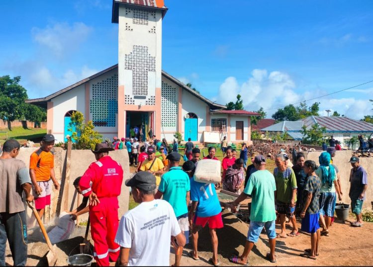 Kegiatan pembangunan oleh umat Stasi Kalikasa di halaman Gereja / Foto : Humas Paroki Kalikasa (Hen Wutun)