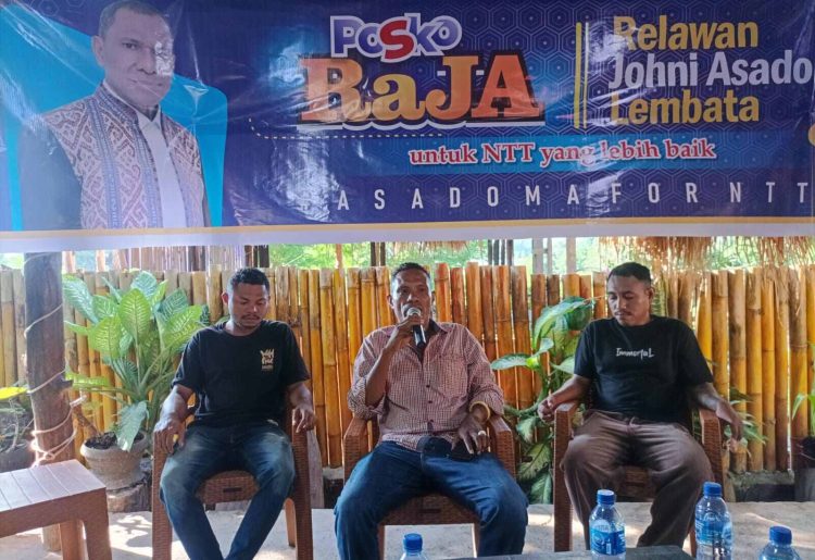 Koordinator Raja Lembata Doni Kares Astrianus (tengah), Sekretaris Raja Lembata Rio Aran (kiri) dan Kepala Logistik Ronald Blikon (kanan) saat Deklarasi Raja Lembata / Foto : BentaraNet
