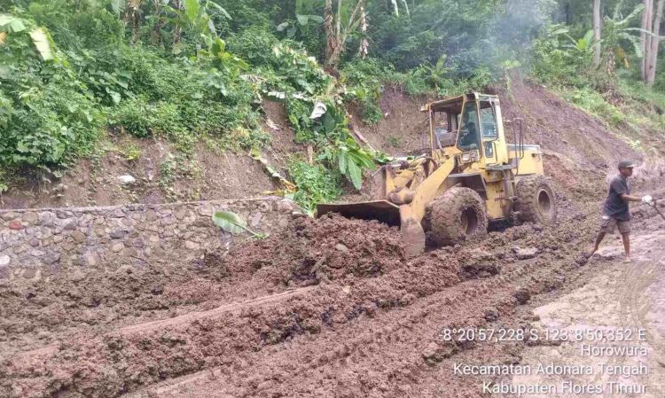 Sebuah alat berat sedang membersihkan jalan dari material longsoran di Bok Lia / Foto : Istimewa