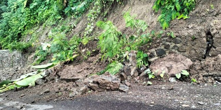 Masih Dalam Masa Pemeliharaan, Talud Ruas Jalan Waiwerang – Lite di Adonara Jebol