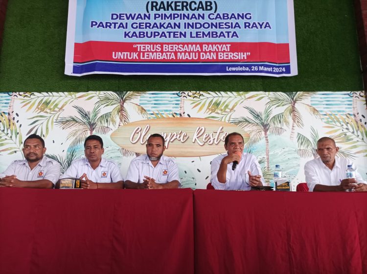 Ketua DPC Partai Gerindra Vian Burin (kedua dari kanan) menggelar konferensi pers usai Rakercab / Foto : BentaraNet