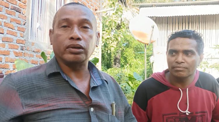 Ketua Gempar Lembata Ismail Leuwayan (kiri) didampingi Sekretaris Gempar Lembata, Harsono M Amin saat memberikan keterangan pers terkait laporan dugaan ijazah palsu Caleg PAN Dapil III Lembata / Foto : BentaraNet