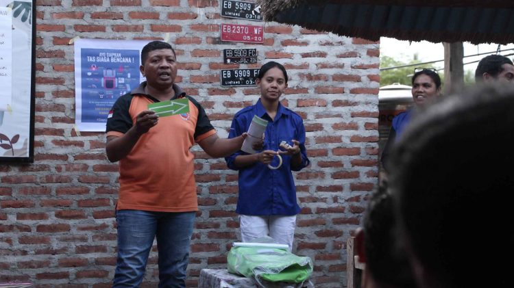 Fasilitator memberikan sosialisasi KATANA kepada warga kota Lewoleba / Sumber foto : Doc. Plan Indonesia