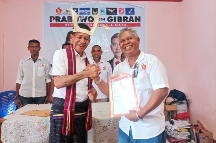 Bakal Calon Bupati Lembata, Sinun Petrus Manuk (kiri) menyerahkan berkas pendaftaran Calon Bupati Lembata kepada Ketua Tim Lima DPC Partai Gerindra Kabupaten Lembata, Vigis Koban disaksikan anggota Tim Lima di Sekretariat DPC Partai Gerindra Lembata, Lewoleba, Senin, 29 April 2024 / Foto : BentaraNet