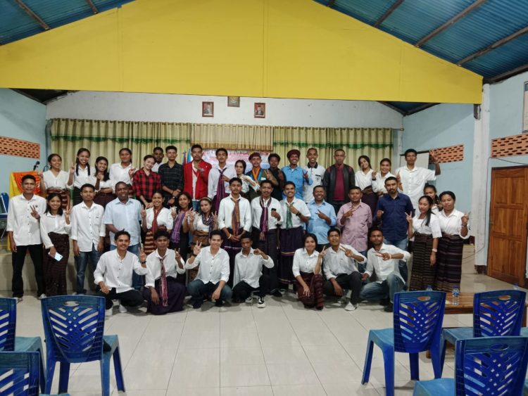 Pengurus dan anggota HIMADO FLOTIM foto bersama usai acara pelantikan / Foto : Istimewa