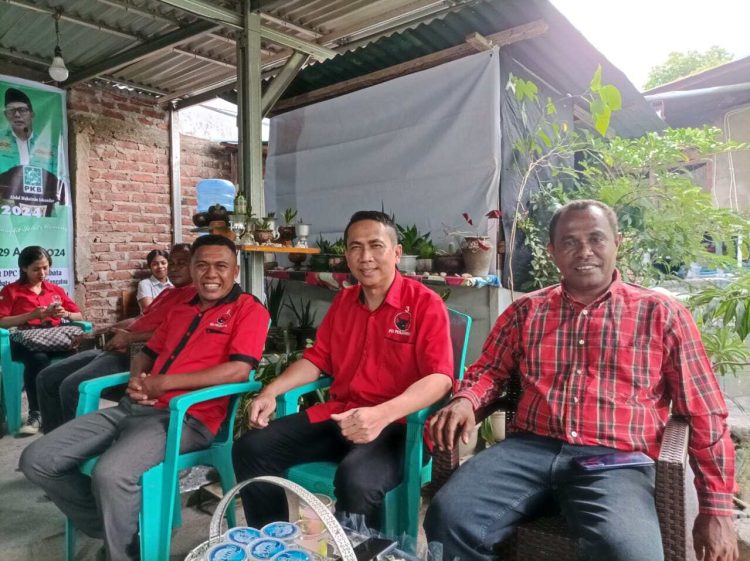 Broin Tolok (ketiga dari kanan) didampingi pengurus DPC PDI Perjuangan Lembata di antaranya Rafael Ratu (paling kanan), Heriyanto Wijaya (kedua dari kanan) dan Rafael Miku Beding (keempat dari kanan) saat pendaftaran Bacawabup Lembata di Sekretariat DPC PKB Lembata / Foto : BentaraNet