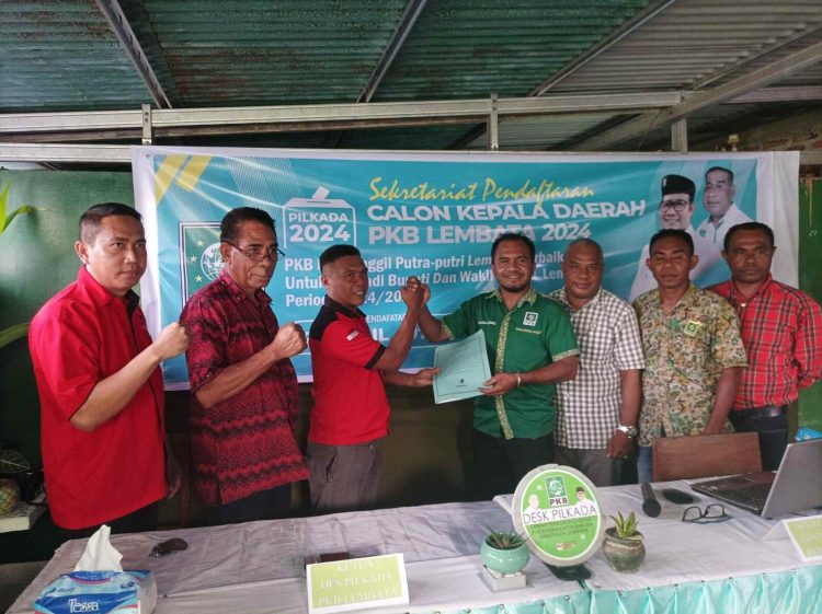 Bacawabup Lembata dari PDI Perjuangan, Broin Tolok (ketiga dari kiri) menyerahkan berkas pendaftaran Bacawabup Lembata kepada Ketua Desk Pilkada PKB Lembata, Wilhelmus Patal Ola Kedang (keempat dari kanan) disaksikan pengurus DPC PDI Perjuangan dan PKB Kabupaten Lembata / Foto : BentaraNet