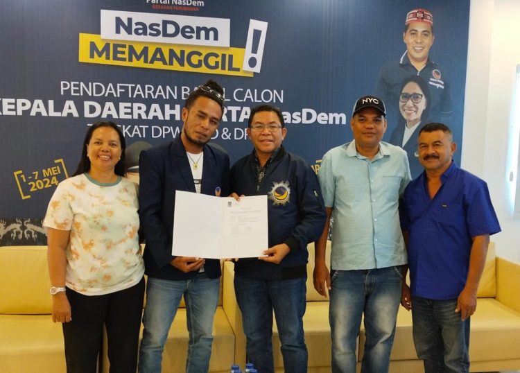 John S J Batafor (kedua dari kiri) didampingi Bendaharan DPW Nasdem NTT, Iswati Ruben (paling kiri) saat mendaftar sebagai Calon Bupati Lembata di DPW Nasdem NTT / Foto : Istimewa