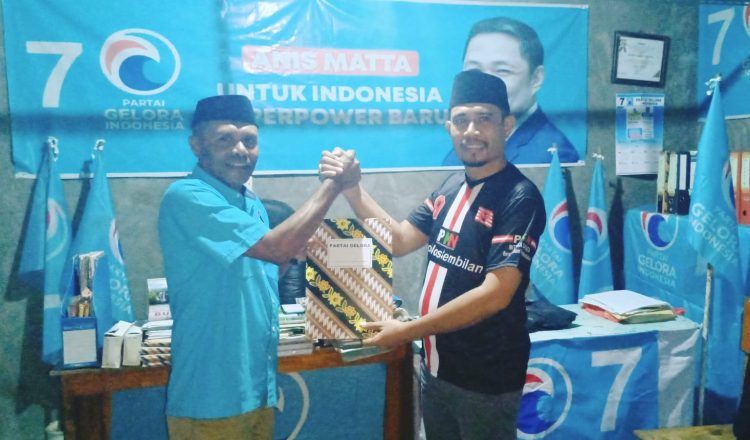 Ketua PKN Lembata Juprians Lamablawa (kanan) saat mendaftar Calon Wakil Bupati Lembata di Sekretariat Partai Gelora Lembata / Foto : Instimewa