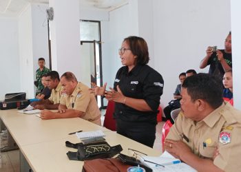 Manajer Plan Indonesia PIA Lembata, Erlina Dangu berbicara saat rapat koordinasi lintas sektor di Kantor Bupati Lembata, Lewoleba, Selasa, 04 Juni 2024 untuk KLB Karhutla dan Rabies / Foto : BentaraNet