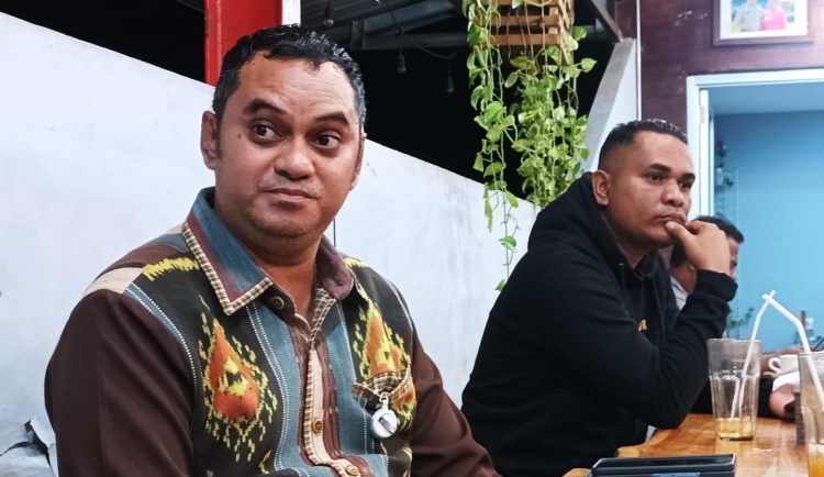 Kepala Bank NTT Cabang Lewoleba, Egberth E.D Balukh (kiri) saat memberikan keterangan pers kepada wartawan / Foto : BentaraNet