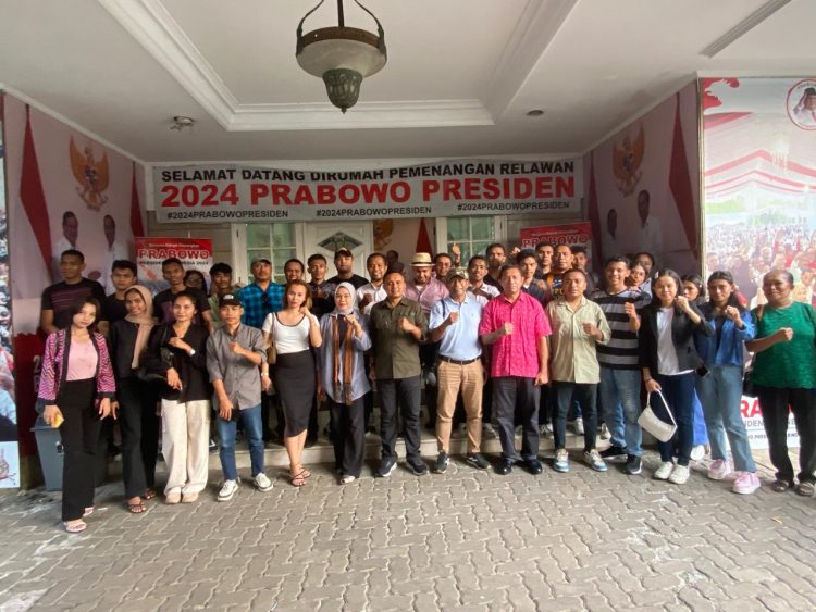 Relawan SIAGA Jabodetabek foto bersama Bakal Calon Gubernur NTT, Brigjen Simon Petrus Kamlasi usai menggelar dialog santai / Foto : Doc. Relawan SIAGA Flobamora