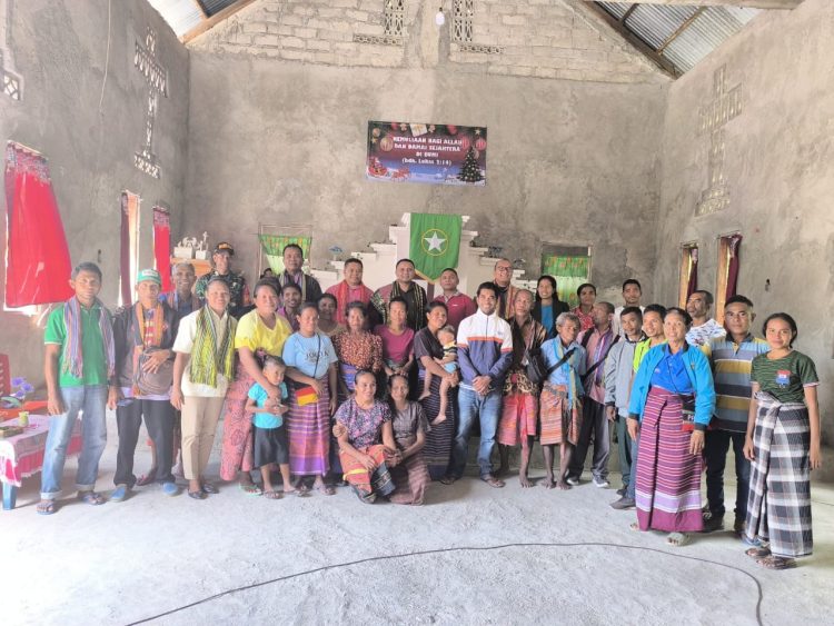 Brigjen Simon Petrus Kamlasi (SPK) foto bersama Jemaat Musafir Kota Bone, Desa Bonetasea, Kecamatan Weliman, Kabupaten Malaka / Foto : BentaraNet