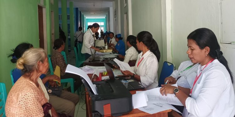 Peringati HUT ke 20, RSUD Lewoleba & Perdami Gelar Operasi Katarak Gratis