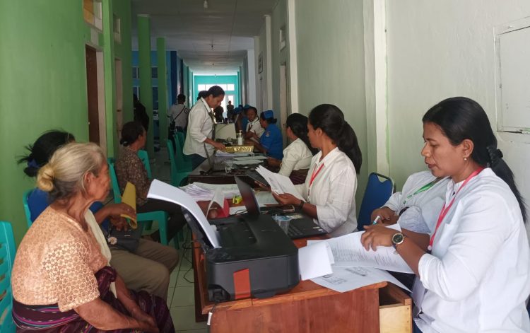 Petugas kesehatan melayani pasien yang hendak melakukan operasi katarak di RSUD Lewoleba / Foto : BentaraNet