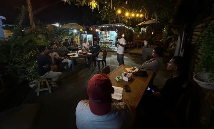 Suasana bincang buku "Hendelinus" karya Ricko Wawo yang digelar Nimo Tafa Institute di Mario Caffee Lewoleba / Foto : Doc. Nimo Tafa Institute