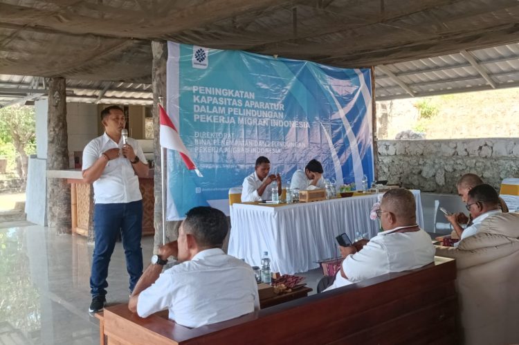 Kasat Reskrim polres Lembata, AKP I Wayan Pasek menyampaikan materi tentang penegakan hukum kasus TPPO di hadapan para kepala desa sekabupaten Lembata di Kuma Resort, Lewoleba / Foto : BentaraNet