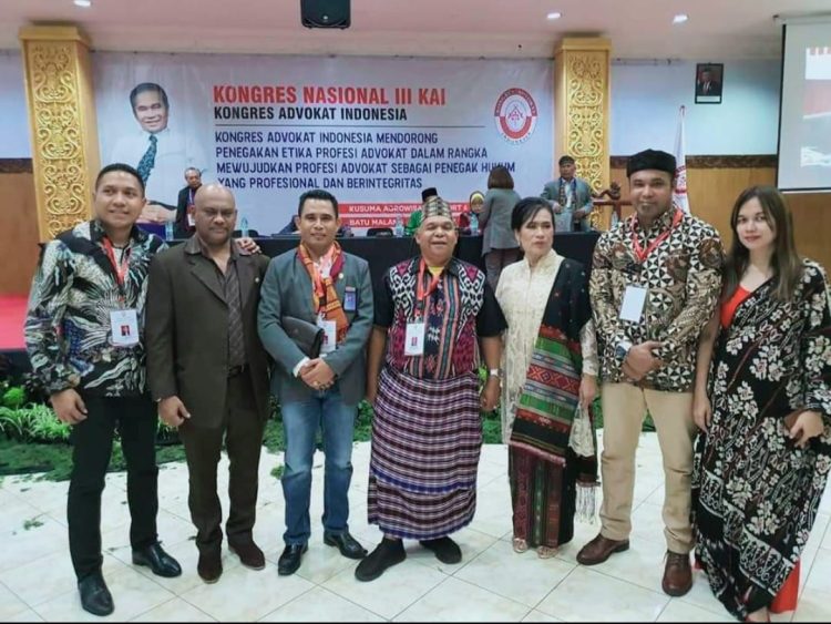 Juprians Lamablawa (ketiga dari kiri) foto bersama para Advokat K.A.I / Foto Istimewa