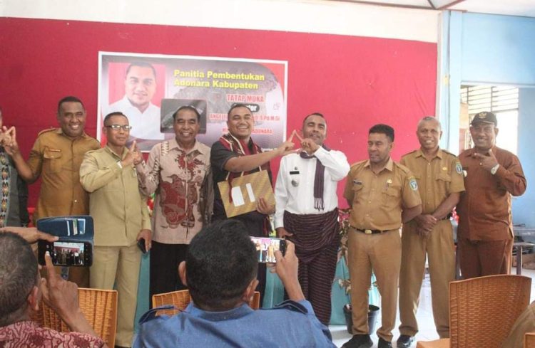 Senator muda NTT, AWK (kelima dari kanan) foto bersama Ketua PPAK Yosep Hoda Rumat (keenam dari kanan), tokoh masyarakat dan pemerintah kecamatan Adonara Timur di Waiwerang, 19 Agustus 2024 / Foto : Dok. Camat Adonara Tengah Ariston Kolot Ola (keempat dari kanan)