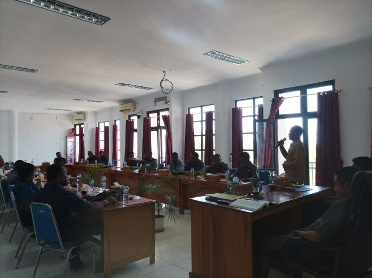 Sekretaris DPRD Kabupaten Lembata memberikan penjelasan kepada Anggota DPRD Kabupaten Lembata terkait pin baju anggota DPRD Lembata / Foto : BentaraNet