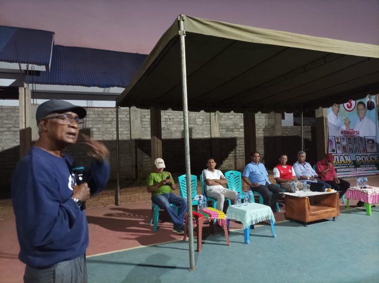 Tokoh Waikomo, Yohanes Lako Udak berbicara saat Deklarasi Pasangan Calon Bupati dan Wakil Bupati Vian - Polce di Waikomo, Kelurahan Lewoleba Barat / Foto : BentaraNet