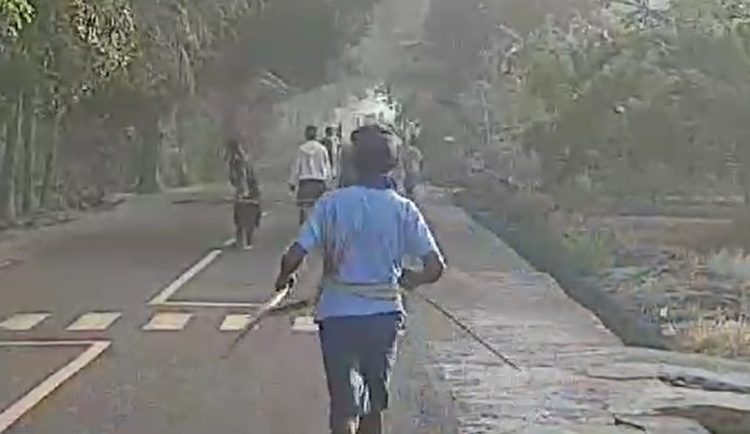 Bentrok antara warga desa Ile Pati dan Bugalima di Kecamatan Adonara Barat, Kabupaten Flores Timur, NTT / Foto : Tangkapan layar