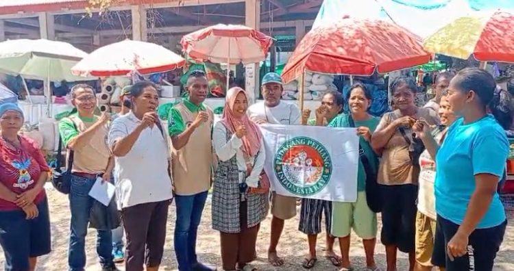 Ketua DPD PAPERA NTT Wilfridus Yons Ebiet (keempat dari kanan) foto bersama para pedagang di pasar tradisional Labuan Bajo usai melakukan dialog bersama / Foto : BentaraNet