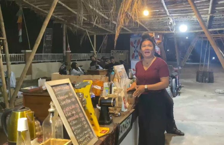 Tangkapan layar video seorang pelaku UMKM asal Flores Timur yang meluapkan kekesalannya lantaran kursi yang mereka gunakan di lapak Festival Lamaholot di pantai wisata Wulenluo dirampas oleh orang yang mengaku vendor dari kegiatan ini / Foto : tangkapan layar
