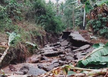 Hujan Lebat Sebabkan Akses Jalan ke Lewokurang Putus, Aktivitas Warga Lumpuh Total